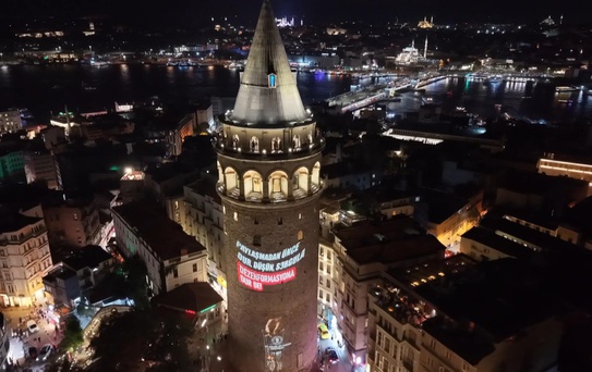 Galata Kulesi'nde dezenformasyona karşı ışıklı mesajlar yansıtıldı