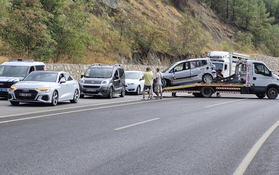Denizli Kale'de otomobil istinat duvarına çarptı, 3 kişi yaralandı