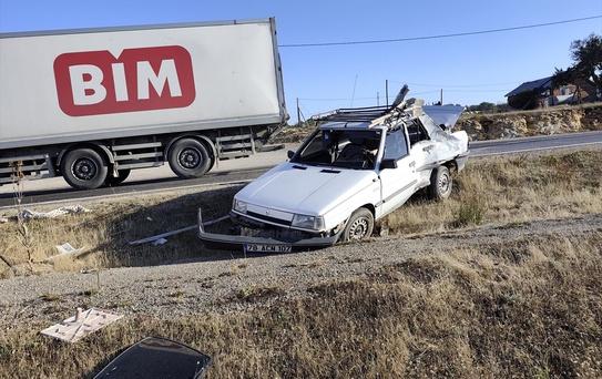 Karabük Eflani'de kamyonla çarpışan otomobildeki 2 kişi yaralandı
