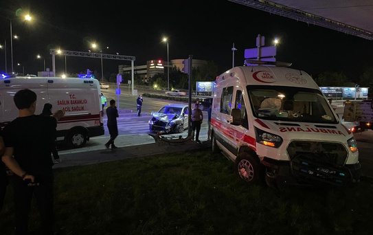 Kayseri'nin Kocasinan ilçesinde ambulansla otomobil çarpıştı, yaralılar hastaneye kaldırıldı
