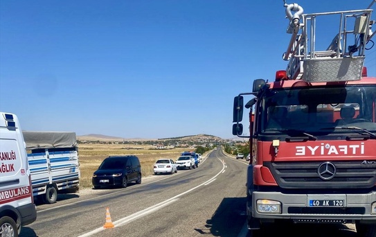 Kırşehir Boztepe'de tır şarampole devrildi, dorsede 4 büyükbaş telef oldu