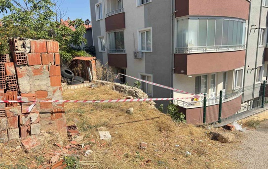 Bilecik'te kontrolden çıkan otomobil apartmanın bahçesine uçtu, 3 kişi yaralandı