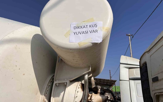 1 aydır aracını çalıştırmıyor! Astığı yazıyı görenler 'Helal olsun' demekten kendini alamıyor