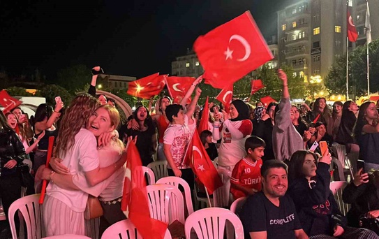 Çorum'da finali izleyenler, A Milli Kadın Voleybol Takımı'nın Avrupa şampiyonluğunu coşkuyla