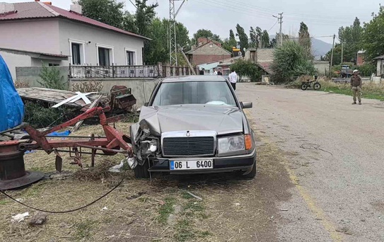 Erzurum Yakutiye'de otomobil direğe ve tarım aletine çarptı, sürücü yaralandı