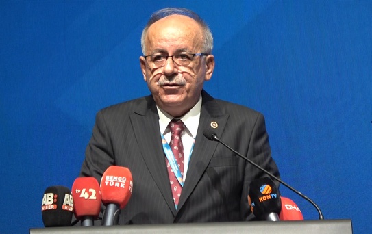 Konya'da düğünleriyle kongre çakışan MHP'li çift salona gelinlik ve damatlıkla girdi