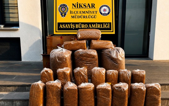 Niksar'da üç adrese düzenlenen operasyonda 640 makaron ve 166 kilo tütün ele geçirildi