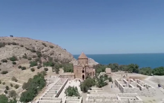 Van'daki Akdamar Adası'nda 14. ayin yapıldı; Patrik Maşalyan barış için dua etti