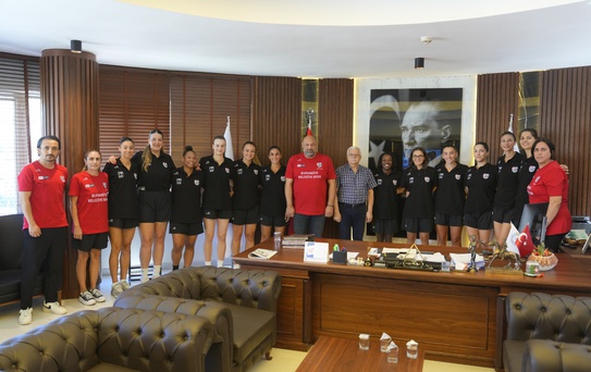 Burhaniye Belediyespor Kadın Basketbol Takımı, Başkan Deveciler'i makamında ziyaret etti