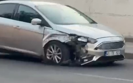 Diyarbakır Yenişehir'de ehliyetsiz sürücü dönüşte çarpıştı, hasar oluştu