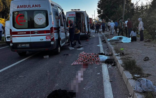 Düzce'de tır ile fındık işçilerini taşıyan araç çarpıştı: Çok sayıda ölü ve yaralı var