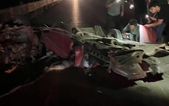 Şerit değiştiren otomobil kamyonetle çarpıştı! Karı koca hayatını kaybetti