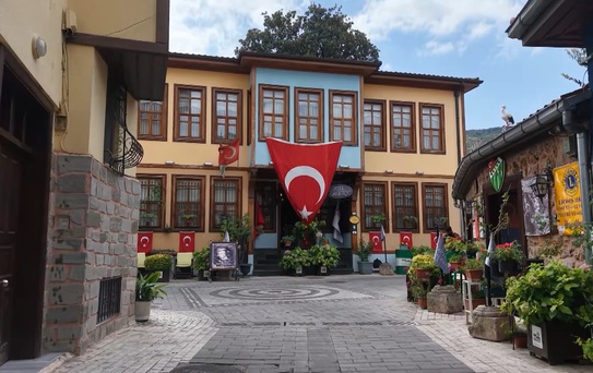 Bursa'da Zeki Müren'e ilham veren 300 yıllık manolya butik otel bahçesinde yaşatılıyor