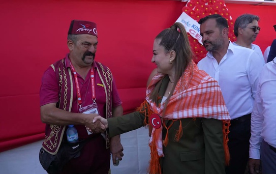 Kurtdere'de kavga eden başpehlivanlar Taş ve Aktürk, Elmalı'da barıştı