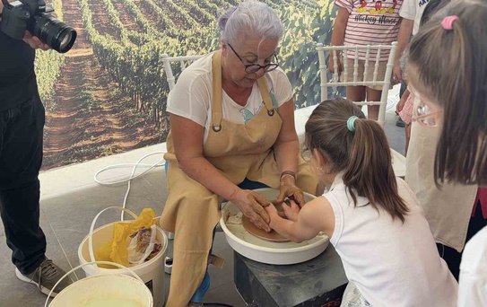 Kırklareli'nde çocuklar çömlekçi tornasında toprağa şekil vererek sanatla tanıştı