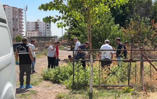 Sokak ortasında husumetlisini tabancayla vurarak öldürdü