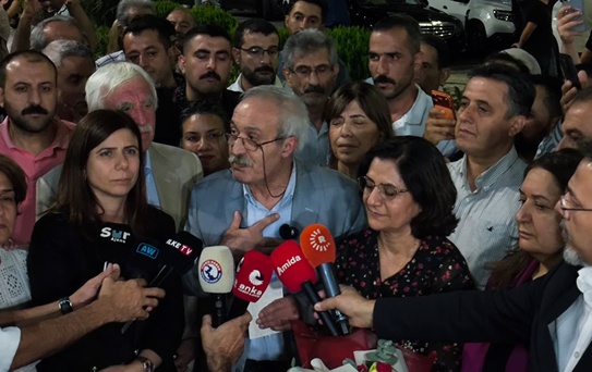 Diyarbakır’da çiçeklerle karşılanan Selçuk Mızraklı: Artık bu toprağa barışı ekelim, onun rahmetini sevgiyle besleyelim