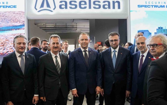 Polonya Cumhurbaşkanı Nawrocki, ASELSAN standında Genel Müdür Akyol'la görüştü
