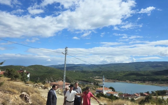 Saraydüzü Kaymakamı, Asarcık Kayalı köyünde parke taşı çalışmalarını inceledi