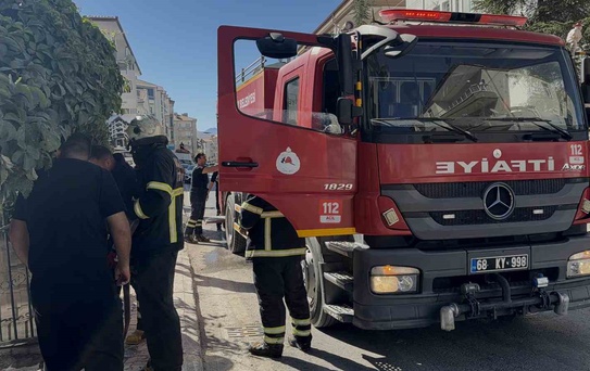 Aksaray'da 2 yaşındaki çocuğun çakmakla tutuşturduğu yangında ev kullanılamaz hale geldi