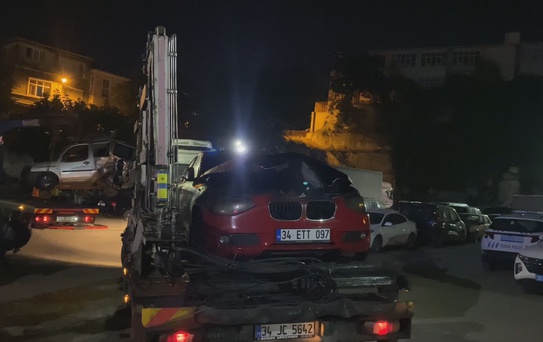 Fatih'te seyir halindeki otomobil alev alev yandı, söndürüldü