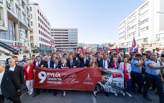 İzmir’de zafer yürüyüşü