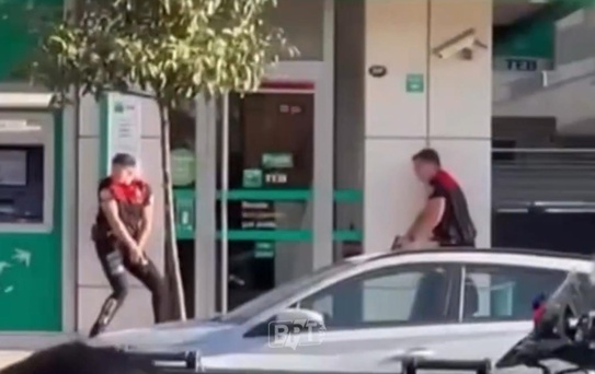İzmir'de sıcak saatler! Banka şubesine silahlı soygun girişimi