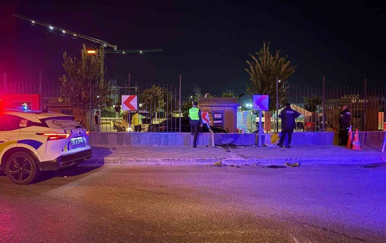 Kayseri Melikgazi'de alkollü sürücü duvarı aşarak millet bahçesine girdi
