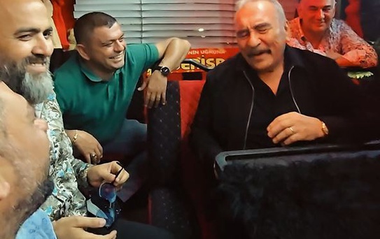 Kayseri'de Ümit Besen konser alanına nostaljik minibüsle götürüldü
