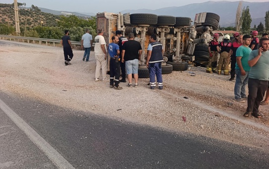 İzmir Ödemiş'te tır ile hafif ticari araç çarpıştı, 4 kişi yaralandı