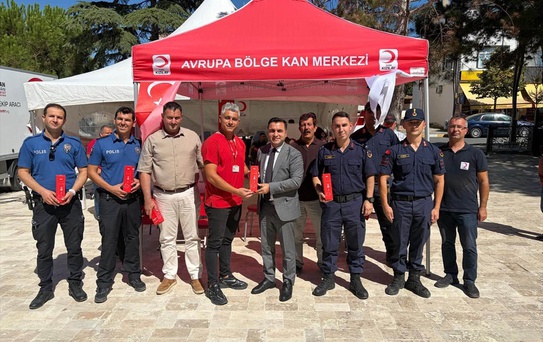 Lalapaşa Kaymakamlığı önünde Kızılay kan bağışı kampanyası düzenlendi