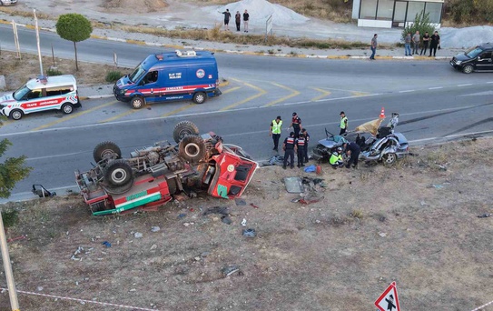 Afyonkarahisar'da arazöz ile otomobil çarpıştı, otomobil sürücüsü hayatını kaybetti