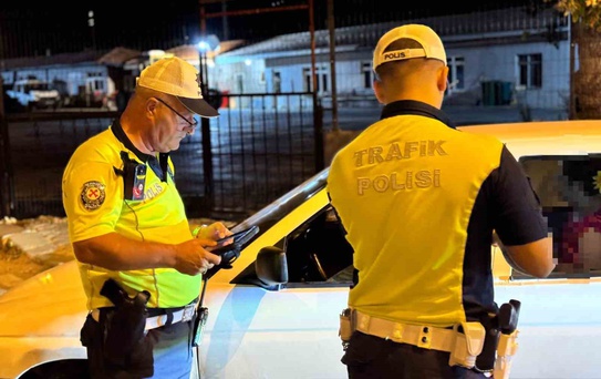 Edirne'de ehliyetsiz sürücü polisten kaçtı, 230 bin lira ceza kesildi