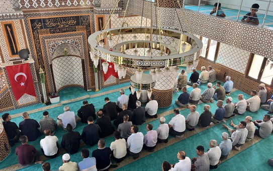 Hatay Altınözü'nde depremde yıkılan caminin yerine yapılan yeni cami ibadete açıldı