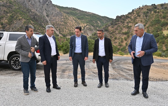 Hizan Kaymakamı Öztürk, 9 kilometrelik asfalt çalışmalarını yerinde inceledi