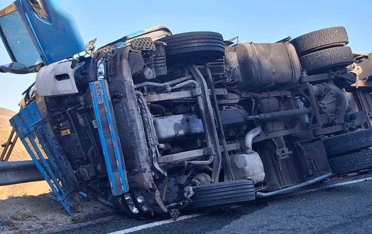 Malatya Pütürge'de virajı alamayan tır devrildi, 2 kişi yaralandı