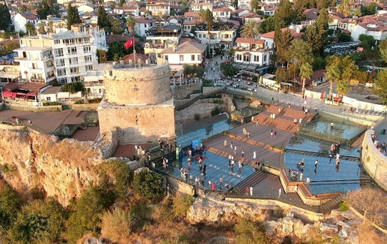 Antalya'da milli tenisçiler Hıdırlık Kulesi'nde gösteri maçı yaptı