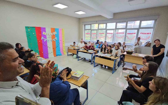 Zonguldak Gazi Ortaokulu'nda 5'inci sınıflara müzikli karşılama yapıldı