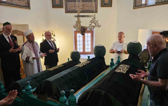 Kayseri'de Tennuri Hazretleri'nin sanduka örtüleri dualarla yenilendi
