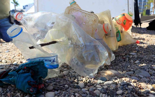 Konyaaltı'nda dalış yapan profesör deniz altındaki plastik atıklardan çöp şiş yaptı