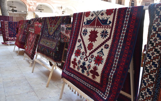 Sındırgı'da Yağcıbedir halıları Edirne kırmızısıyla dokundu, sergi 13 Eylül'de