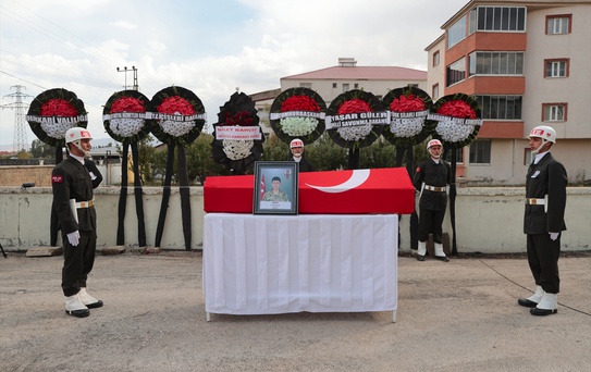 Askeri araç kazasında şehit olan asker, Hakkari'de son yolculuğuna uğurlandı
