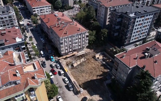 Bahçelievler'de temel kazısı sırasında 5 katlı binanın istinat duvarı çöktü