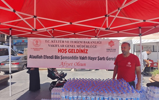 Diyarbakır Ulu Cami'de 4 bin kişiye reyhan şerbeti ve su ikram edildi