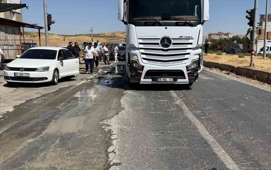 Siirt Kurtalan'da kamyon kırmızı ışıkta bekleyen iki araca çarptı
