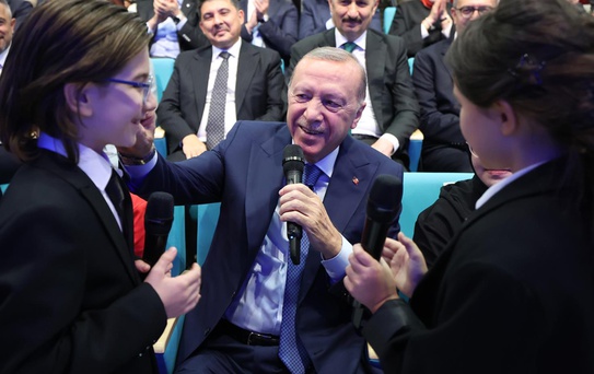 Okulların ilk gününde renkli anlar! Cumhurbaşkanı Erdoğan öğrencilerle türkü söyledi