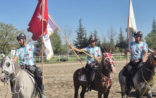 Selendi Beypınar cirit takımı 46,5-3,5'lik skorla grup birincisi oldu