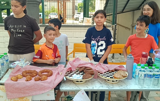 Kozan'da çocuklar yangında zarar görenler için topladıkları parayı kaymakama verdi