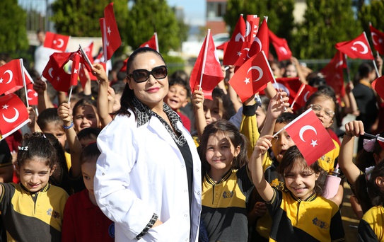 Kastamonu'da öğrenciler Türk bayraklarıyla gösteri yaptı