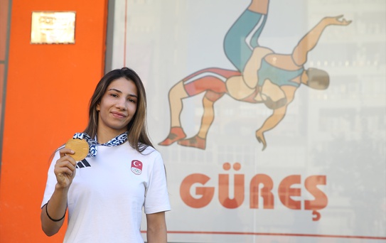 Zehra Demirhan, Akdeniz Oyunları'nda altın madalyayı ablasından devraldığı sıklette kazandı